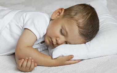 Нужна ли ребенку подушка? Если нужна то какая и с какого возраста.